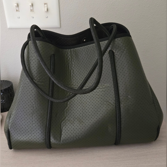 HAUTE SHORE | Neoprene Green Tote Bag & Wrislet Bundle - Picture 3 of 9
